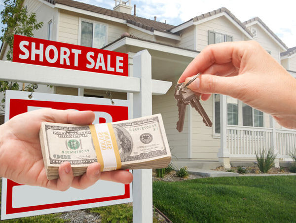 what are the advantages disadvantages of a short sale